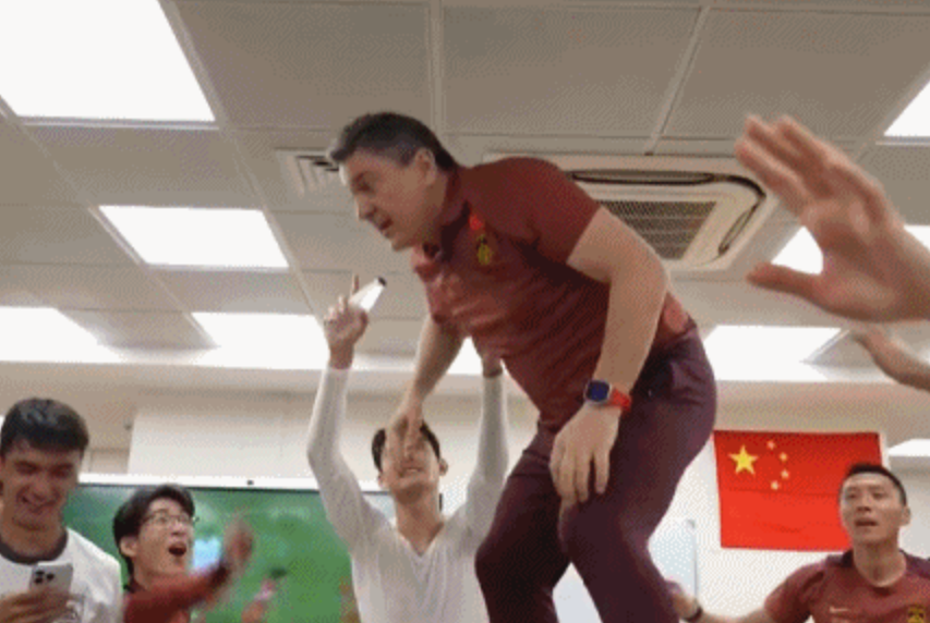 乐鱼体育app下载-球员起哄！安东尼奥罕见失控，站桌上跳旋转舞，球迷：想起陈戌源